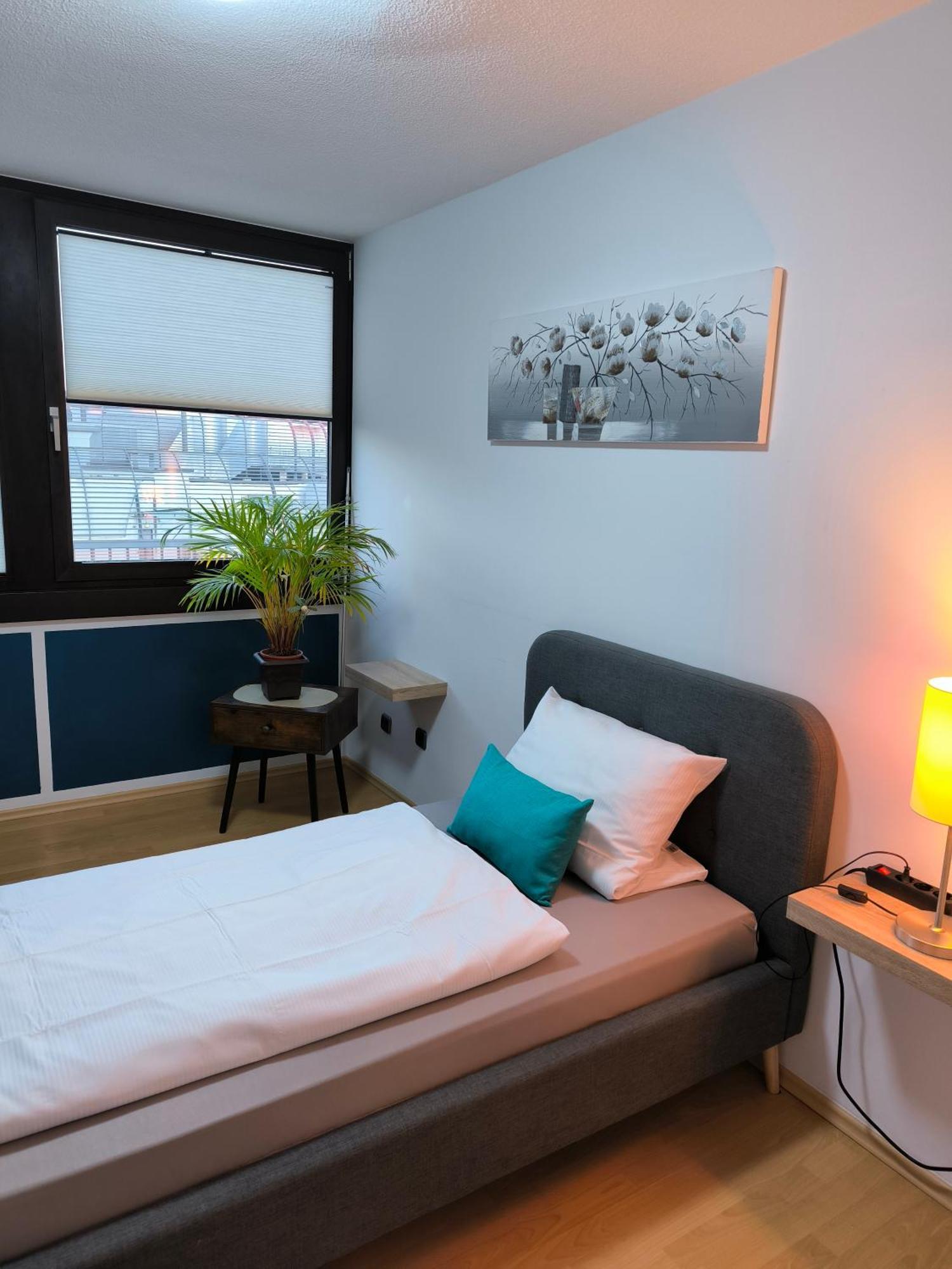 Im Herzen Von Wiesdorf- Blick Auf Das Bayer-Kreuz -Appartement Mit 2 Schlafzimmern-Fuer 3 Personen -Zentral Gelegen - Friedrich Ebert Platz 5A , 4Te Etage - Dachterrasse Und Sauna - Kaution Pflicht - Leverkusen Exterior foto
