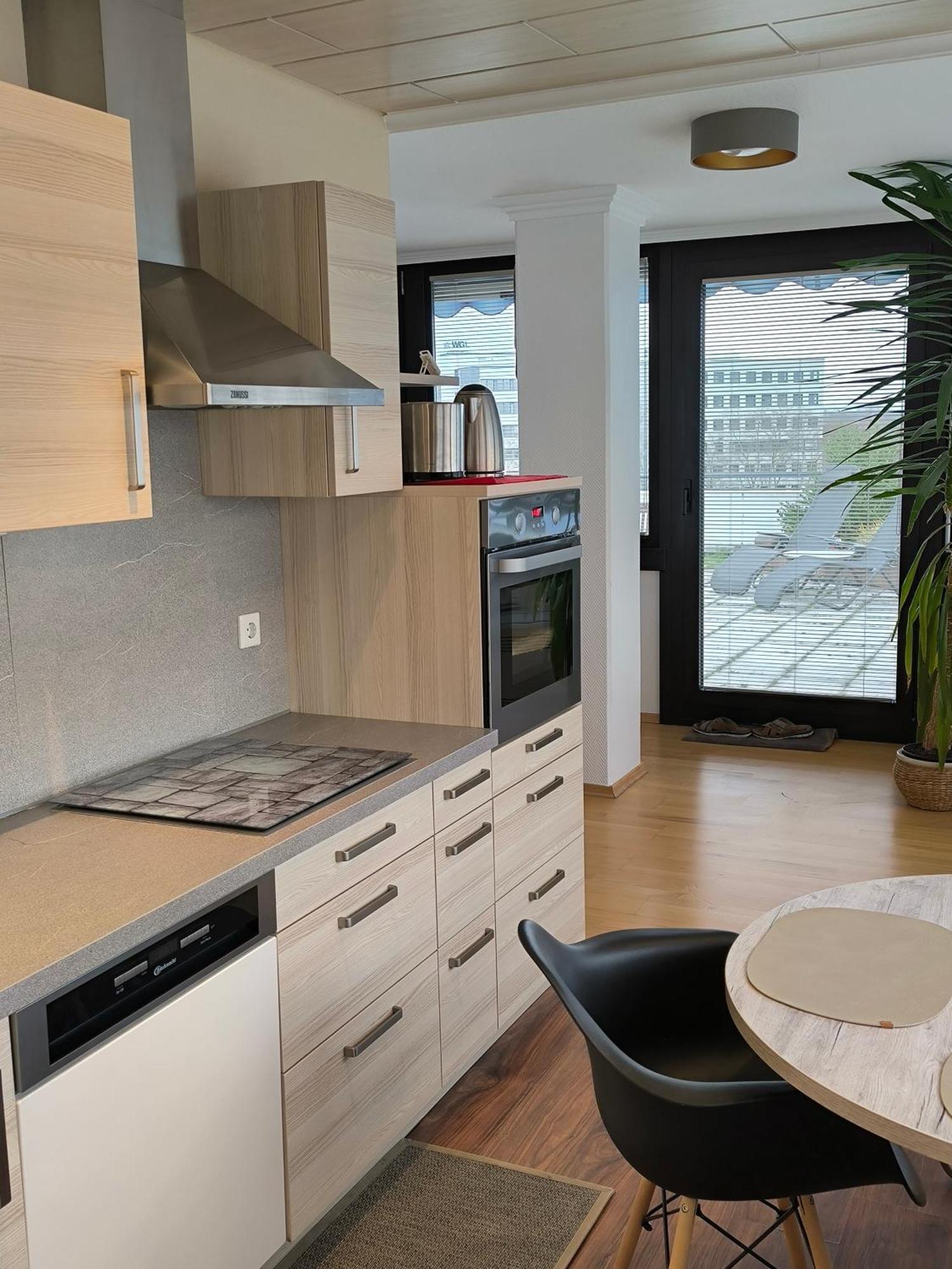 Im Herzen Von Wiesdorf- Blick Auf Das Bayer-Kreuz -Appartement Mit 2 Schlafzimmern-Fuer 3 Personen -Zentral Gelegen - Friedrich Ebert Platz 5A , 4Te Etage - Dachterrasse Und Sauna - Kaution Pflicht - Leverkusen Exterior foto